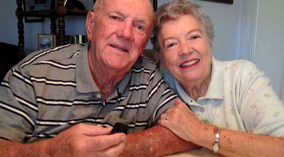 Esta pareja sigue comiendo su pastel de bodas después de 60 años