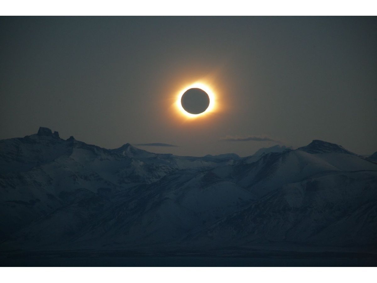Total solar eclipse, as beautiful as a useful event for science
