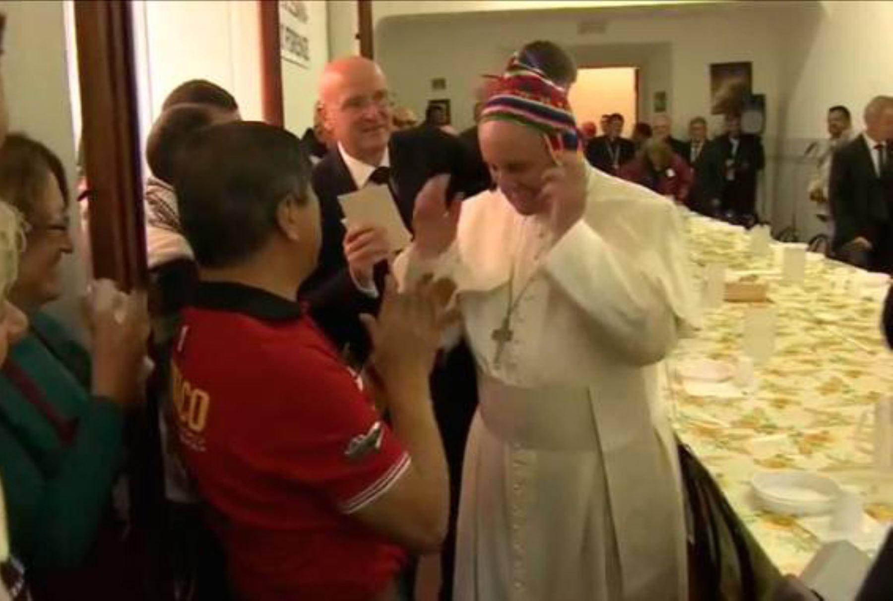 VIDEO: El Papa almorzó con 60 pobres de Florencia con platos de plástico y agua de grifo