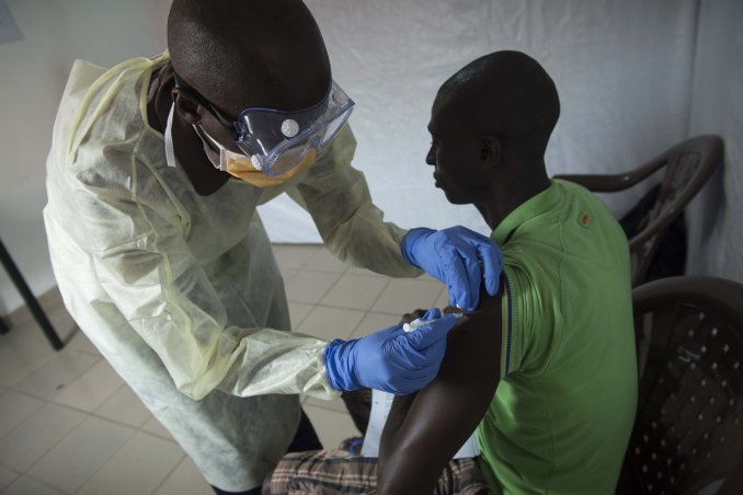 Desarrollan la primera vacuna contra el ébola "cien por ciento eficaz"