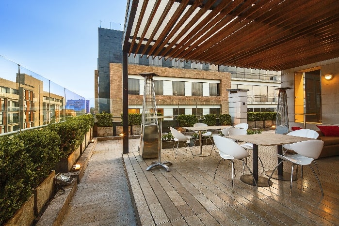 Chicó 97 Hotel ofrece un servicio excepcional de alimentos y bebidas en su rooftop