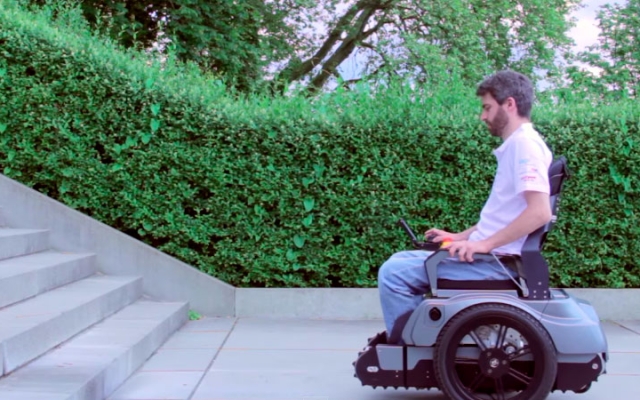 Este grupo de estudiantes diseñó una silla de ruedas capaz de subir escaleras