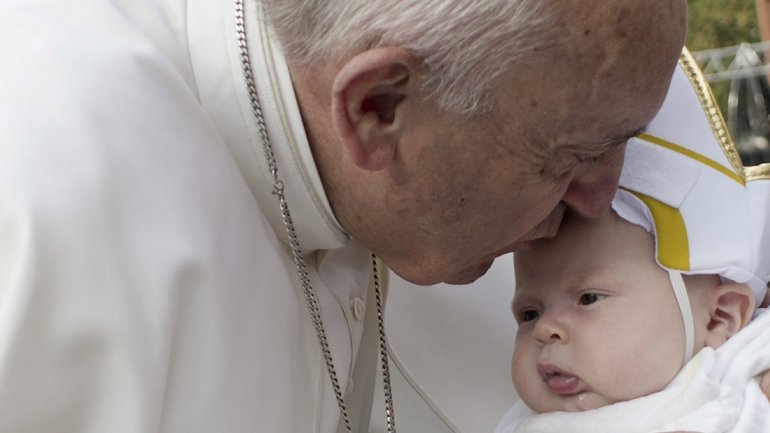 Papa Francisco ofrece alojamiento a indigente que dio a luz junto al Vaticano