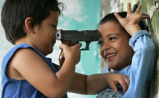 Niño muere al jugar con un arma en México