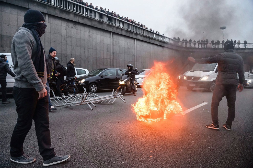 Conductores de Uber bloquean calles de París en protesta por vehículos sin conductor de Google