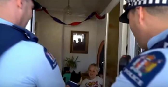 Un niño de 5 años recibe algo inesperado tras llamar a emergencias en su fiesta de cumpleaños
