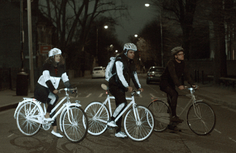 ¡Increíble! Inventan el aerosol para ciclistas nocturnos 