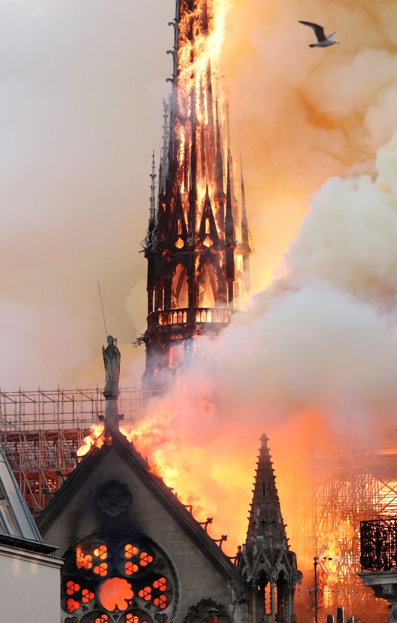 Incendio golpea la catedral de Notre Dame