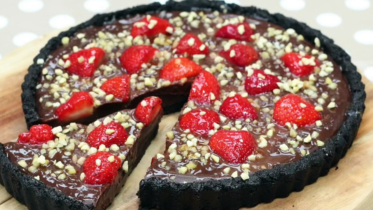 No te pierdas esta receta de tarta de chocolate (mucho chocolate) y frutillas sin hornear