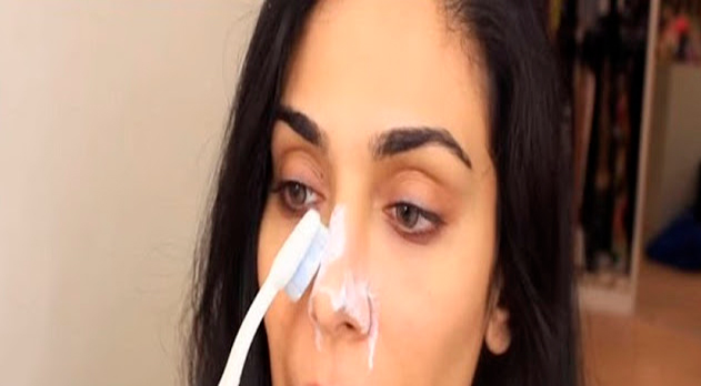 Ella frota la nariz con pasta dental por 5 minutos, lo que sucede después es impresionante
