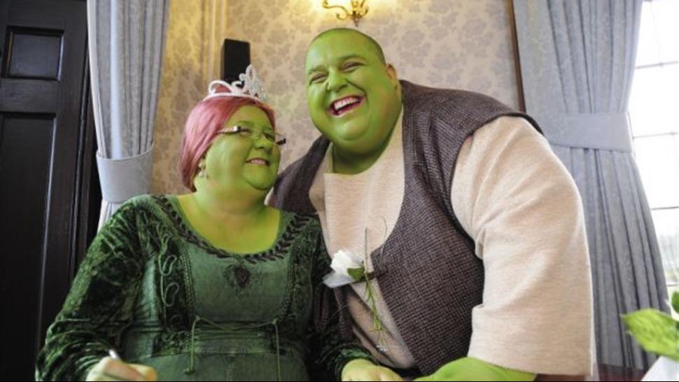 Por una causa noble, una pareja inglesa se casó como Shrek y Fiona
