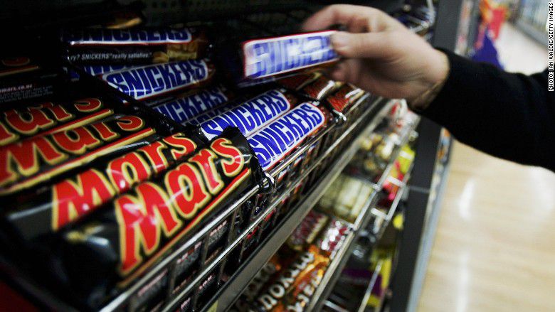 Retiran millones de barras de chocolates Mars y Snickers porque podrían contener plástico