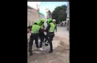 POLICÍAS PRESUNTAMENTE LE ROMPEN LA CABEZA A UNA MUJER  VIDEO VIRAL.