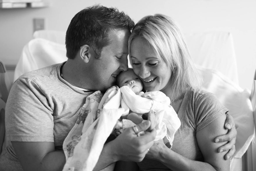El emotivo encuentro en el que una pareja conoce a su bebé recién adoptado