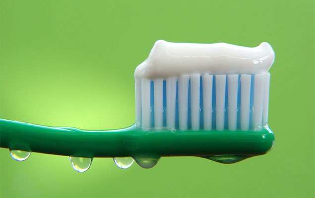 ¡Olvídate del fluor! Prepara tu propia pasta dental con estas 3 fáciles recetas