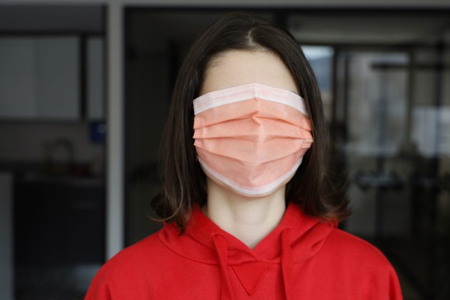 Una mujer que se ha puesto mal la mascarilla cree que el coronavirus la ha dejado ciega (Sátira)