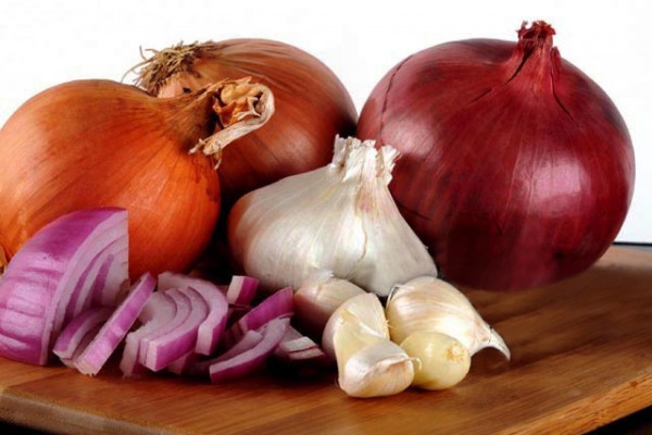 How To Store Your Garlic & Onions So They Last For Months