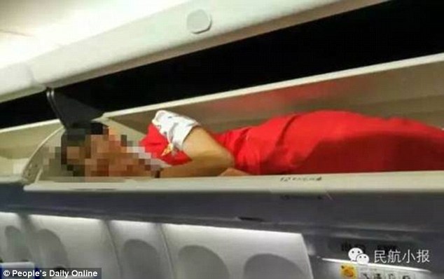 El extraño ritual de los empleados de una aerolínea china