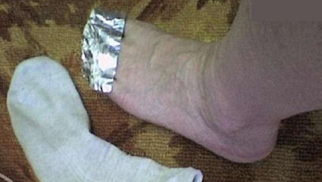 Esto es lo que ocurre cuando envuelves tus pies con papel aluminio