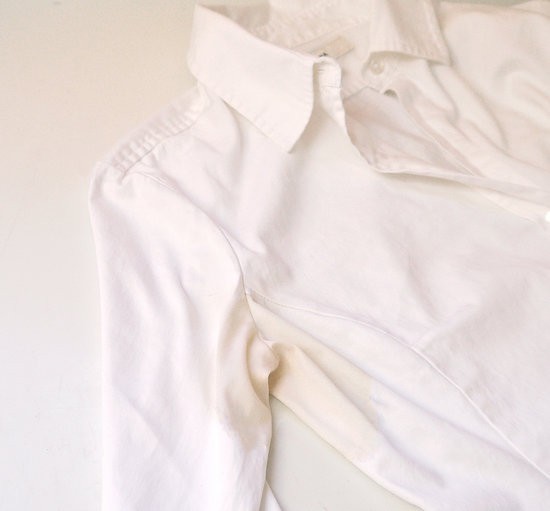 Cómo eliminar manchas de sudor de la ropa blanca
