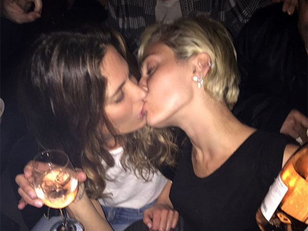 Asquerosa noche de Miley Cyrus besa de manera desparvada hombre y mujeres ( imágenes no apta para me