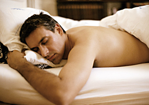 6 beneficios de dormir desnudo