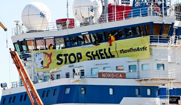 Autoridades detienen a seis activistas de Greenpeace por abordar barco rompehielos en Suecia 