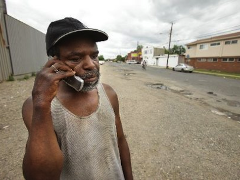 Increasing numbers of homeless people in America keep their mobile phones on the streets  x
