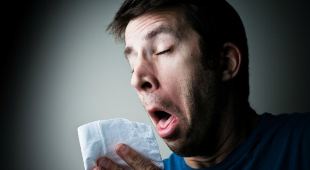 Aguantarte el estornudo puede traerte graves consecuencias