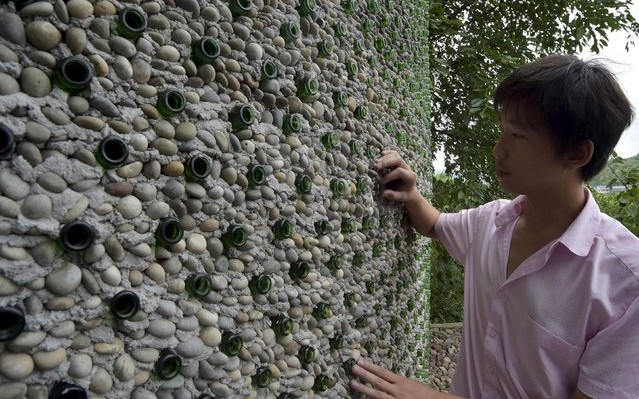 Joven chino hizo su propia oficina con 8.500 botellas de cerveza