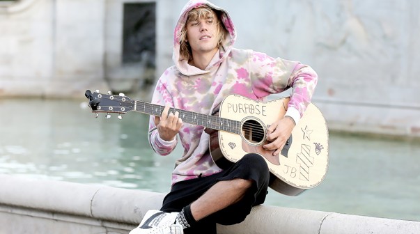 Justin Bieber sorprendió con serenata dedicada a Hailey Baldwin en plena calle