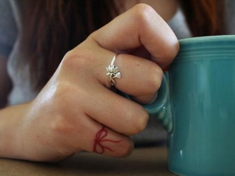 ¿Por qué las personas se están tatuando un hilo rojo en el dedo meñique?