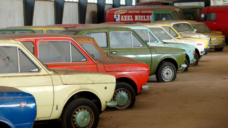 Encuentran más de 200 autos 0 km abandonados hace 34 años