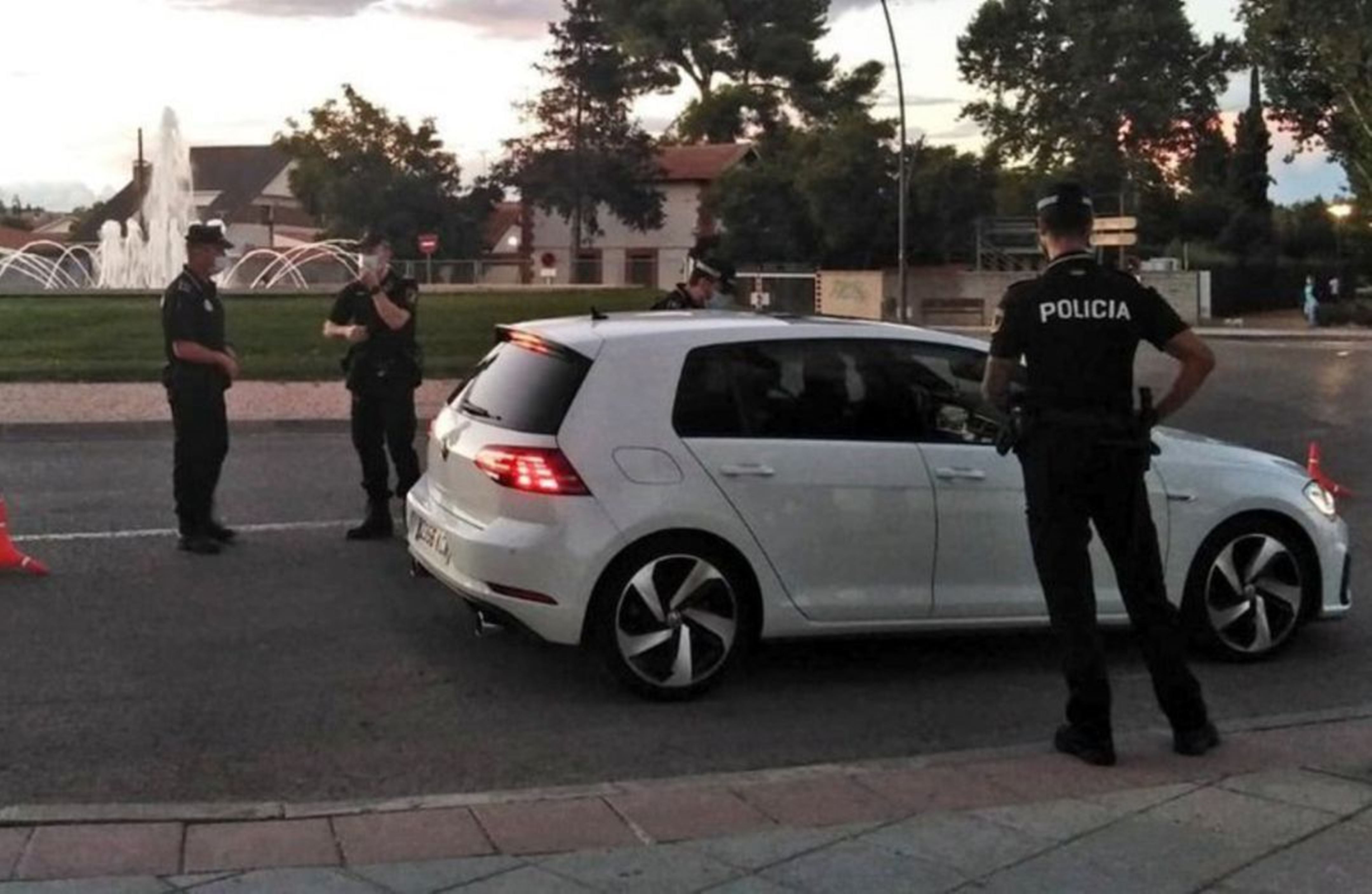  ¿Hasta dónde vamos a llegar?: Un policía de Madrid dispara al aire acorralado por jóvenes a los que