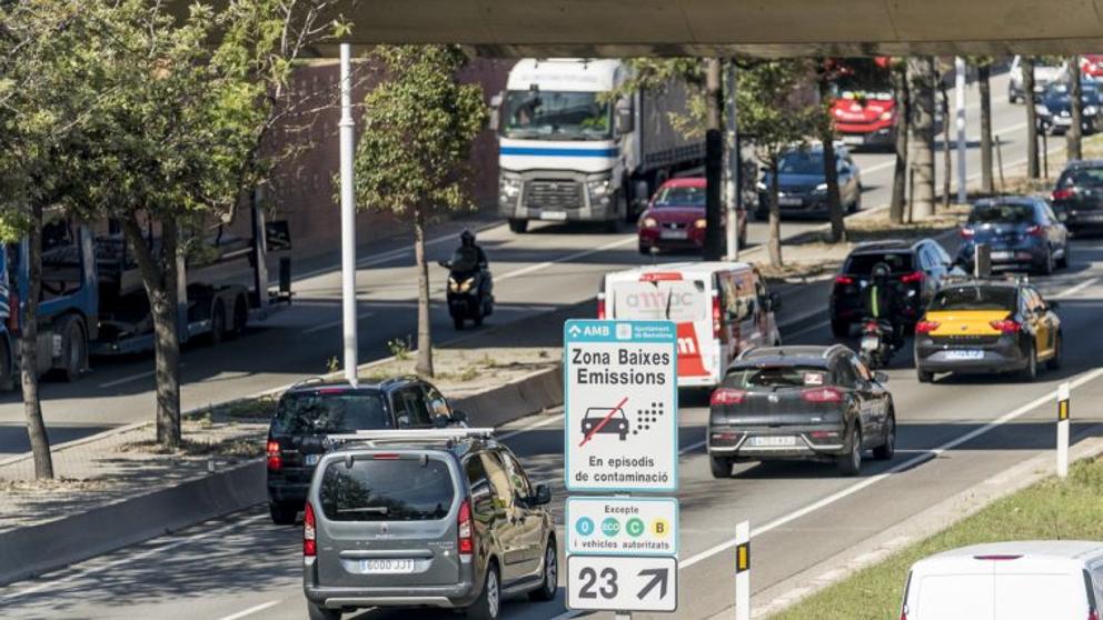 Barcelona pondrá "peajes" a los coches contaminantes en 2020
