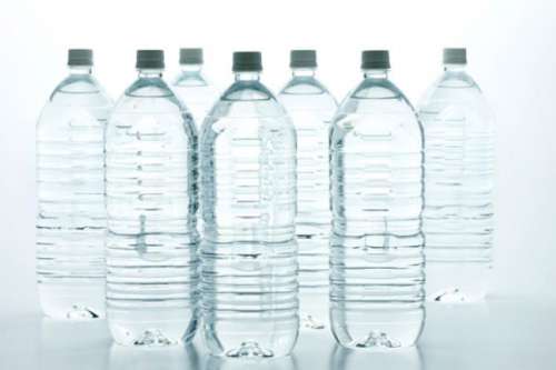Agua envasada: ¿Es saludable beber agua de las botellas de plástico?