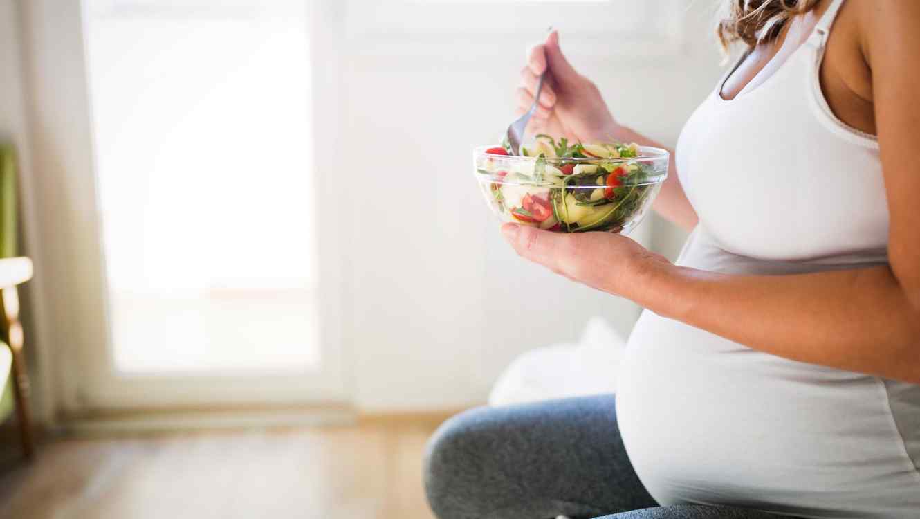El riesgo de comer ensaladas durante el embarazo