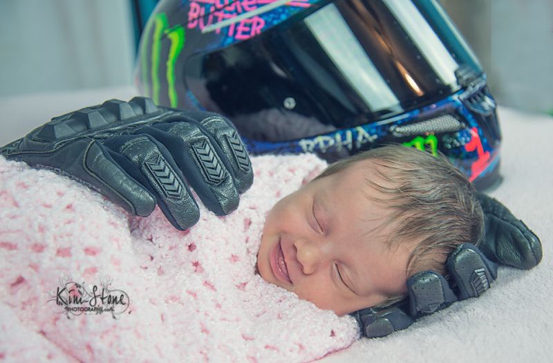 Un bebé duerme junto a los guantes de su padre que ya falleció