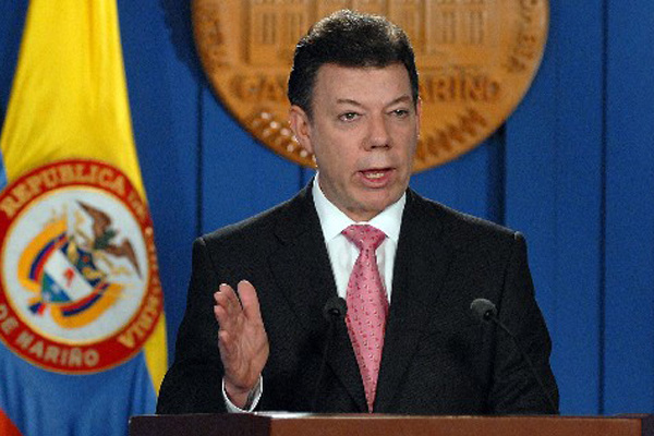 El gobierno colombiano dialoga con las FARC para abrir negociaciones de paz.