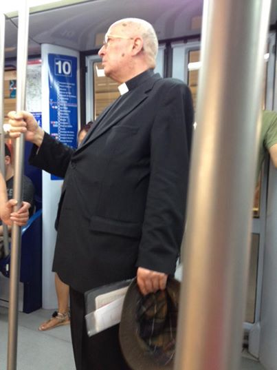 El simple gesto de un cura anciano en el metro que conmueve al mundo