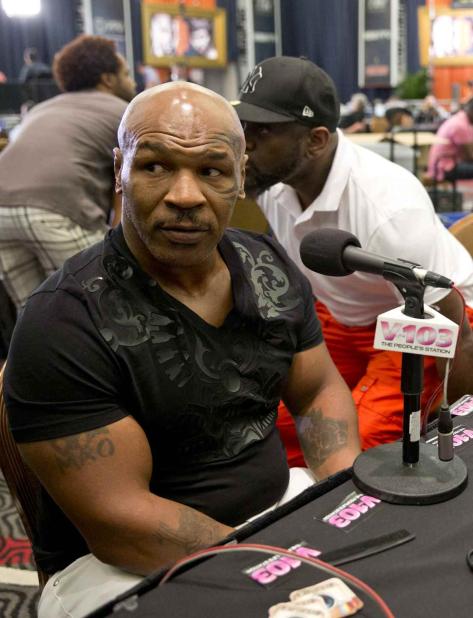 Fanaticos de Mike Tyson destacan video de sus Knockouts dicen Mayweather es un fanfaron y es una muñ