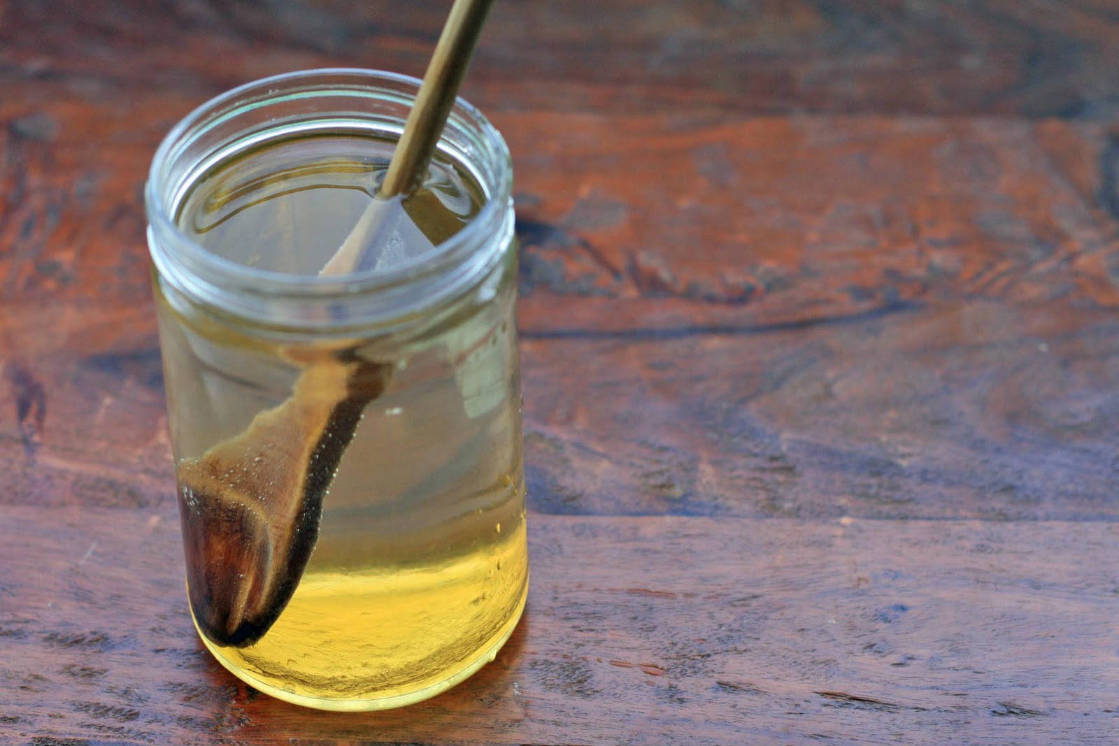 Es recomendable tomar agua con miel con el estómago vacío