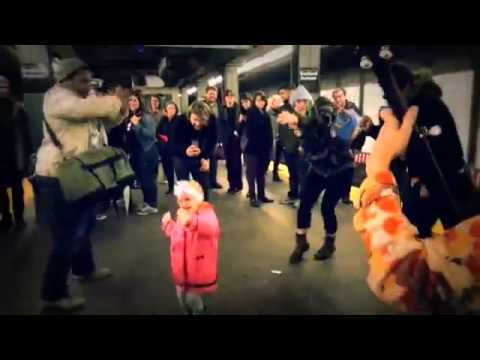 Mira cómo esta niña puso a toda una estación del metro a bailar