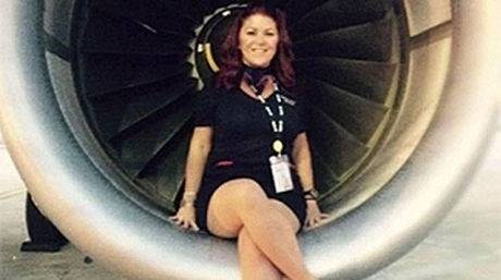 Esta azafata se tomó una foto en la turbina de un avión, y esto fue lo que le pasó