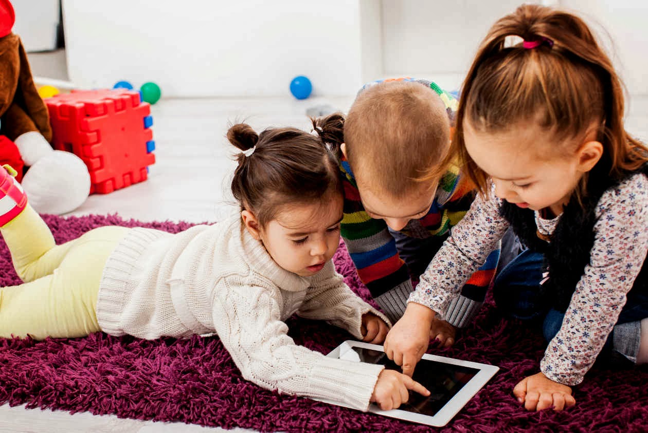 Estudio demuestra que los bebés que juegan con móviles y tablets tardan más en hablar