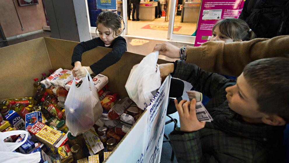 Francia prohíbe por ley desperdiciar la comida sobrante de los supermercados