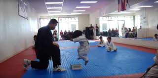 La divertida lección de taekwondo a un tierno niño