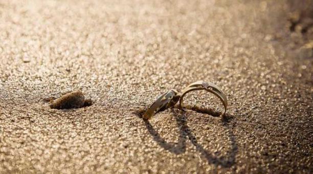 Halla en una playa francesa el anillo de boda perdido hace 14 años