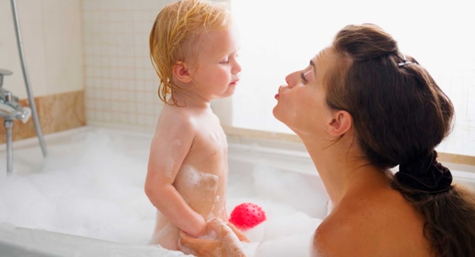 ¿Está bien o no desnudarse frente a tus hijos? La ciencia explica las consecuencias de hacerlo