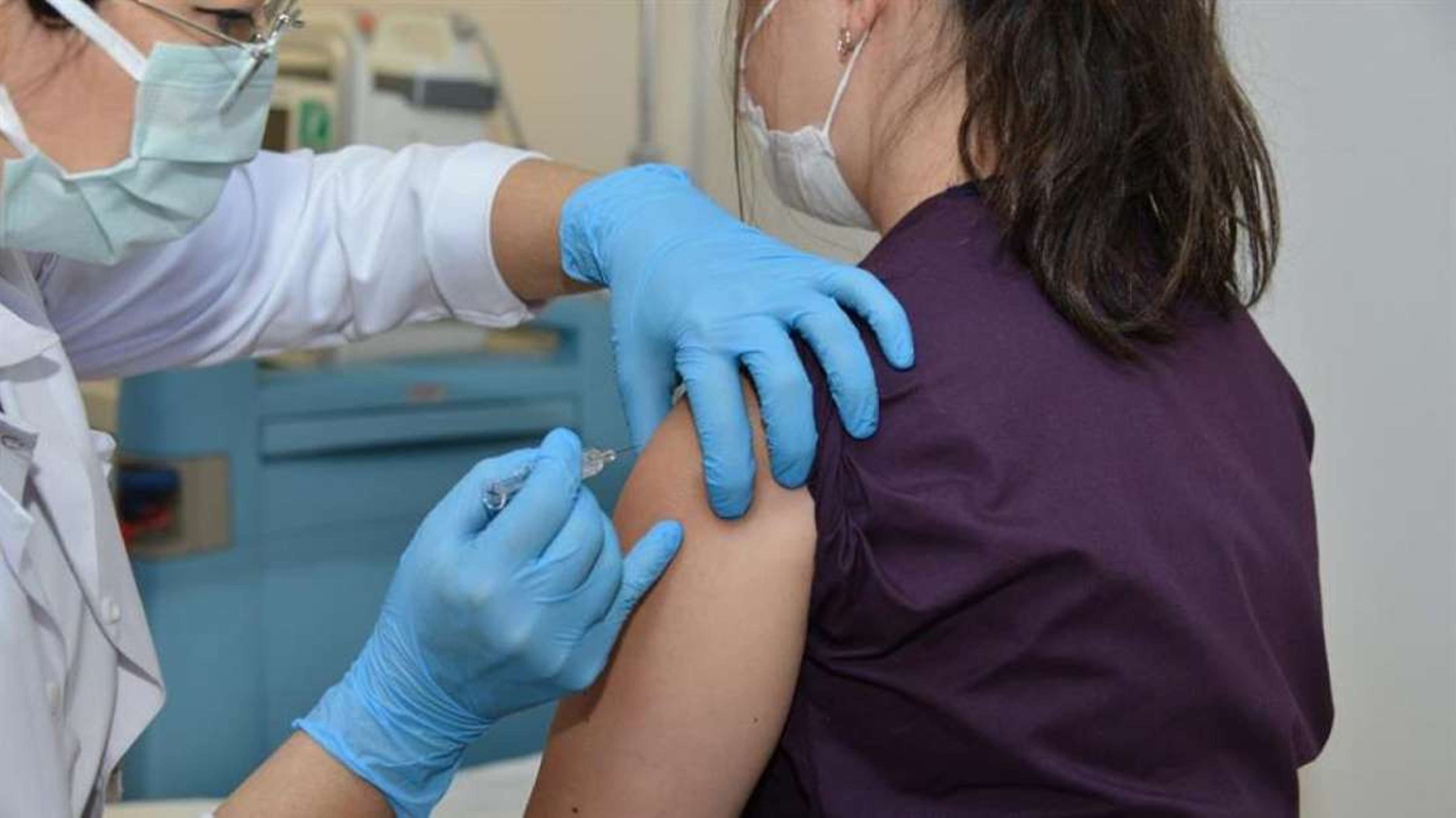  Las personas son reacias a vacunarse contra la COVID-19, en cuanto se pueda